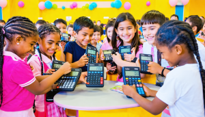 à hucqueliers, 112 élèves de sixième reçoivent gratuitement des calculatrices pour renforcer leur apprentissage et favoriser la réussite scolaire dès la rentrée.