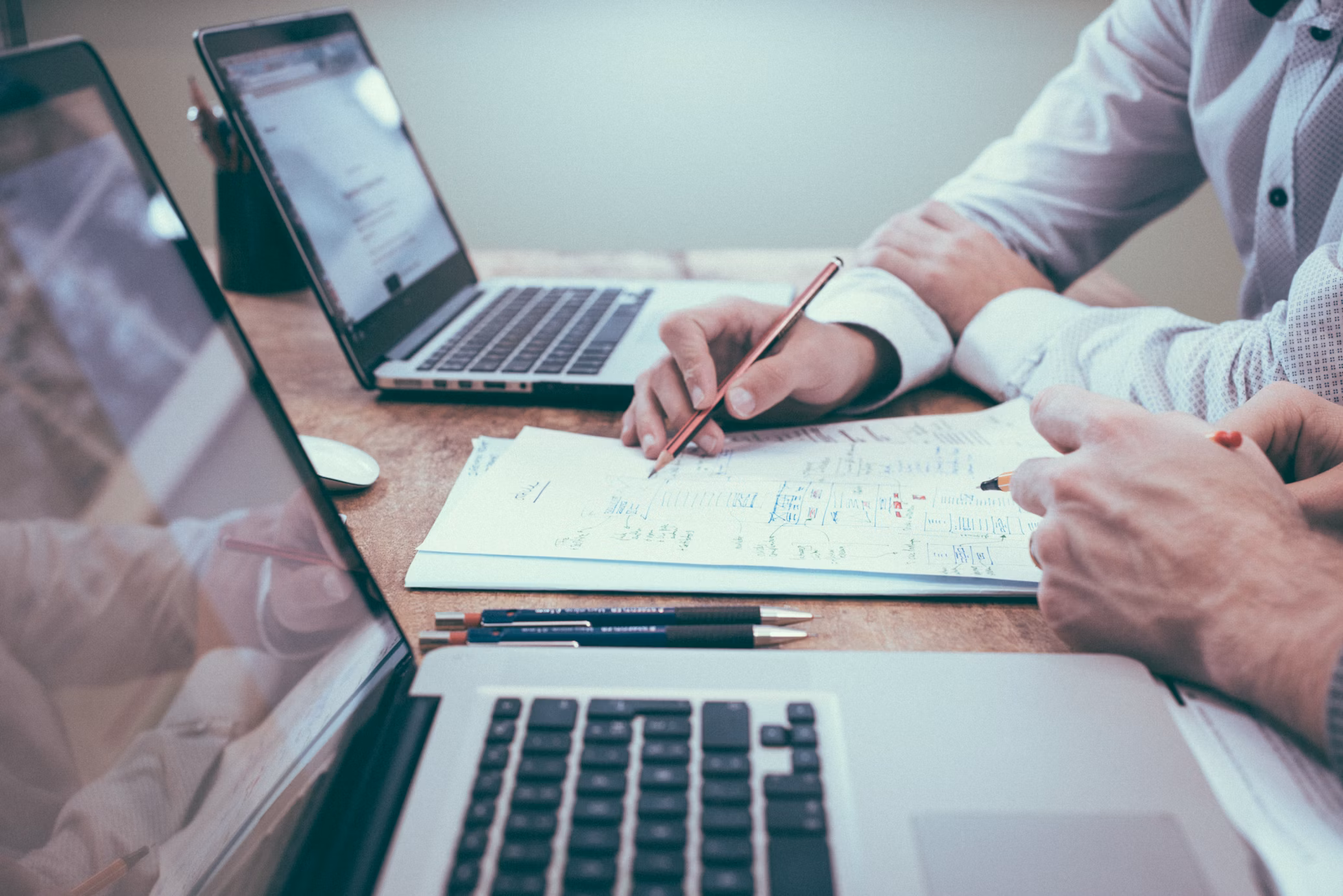 Personne utilisant une calculatrice en ligne sur son ordinateur pour un calcul financier.