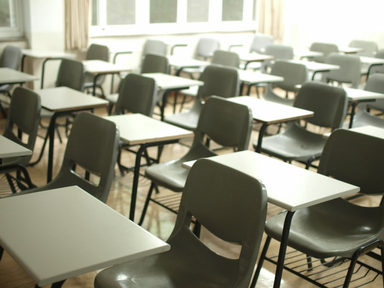 Évacuation d’urgence au lycée Einstein : les élèves déplacés vers le stade suite à une alerte à la bombe pour vérification